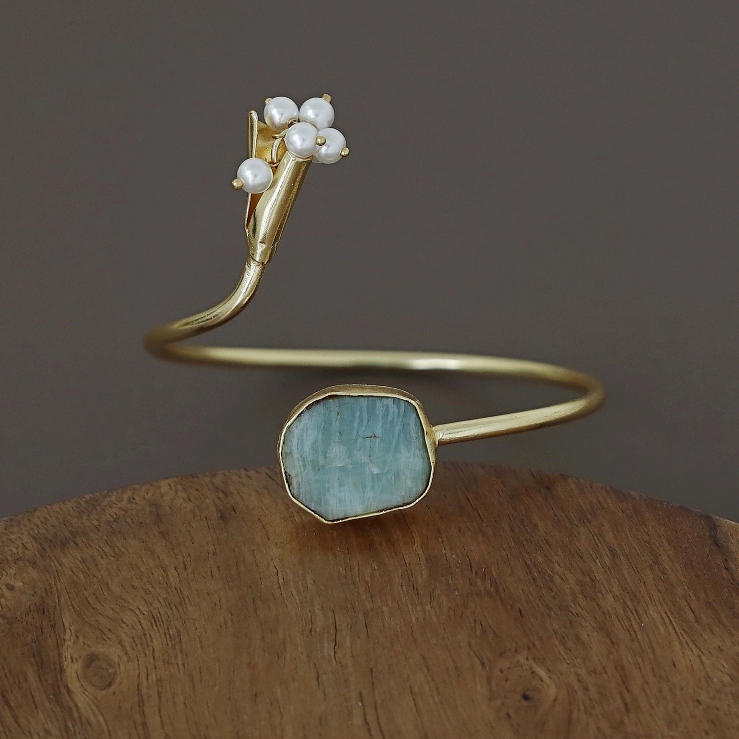 Bündel goldener Armreif