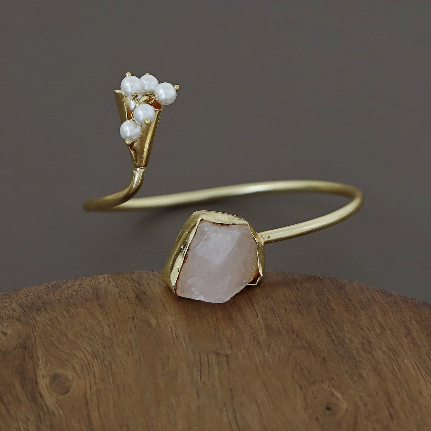 Bündel goldener Armreif