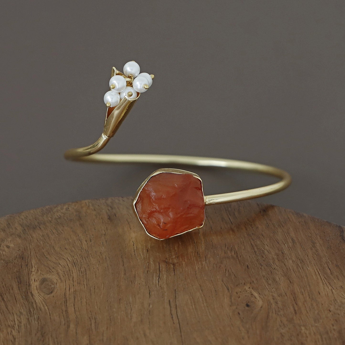 Bündel goldener Armreif